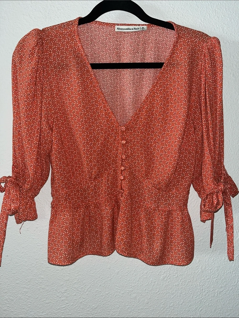 Abercrombie & Fitch Women's Rust Floral V-Neck Button top with Tie Sleeves Sz M
